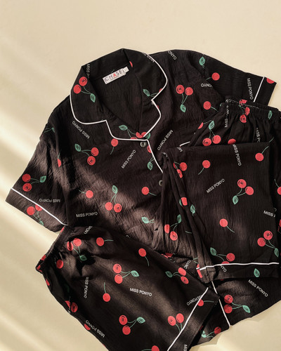 ست سه تیکه دکمه دار تیشرت شلوار و شورتک موسلین وارداتی طرح گیلاس