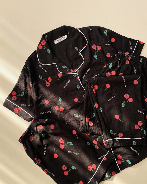 ست سه تیکه دکمه دار تیشرت شلوار و شورتک موسلین وارداتی طرح گیلاس