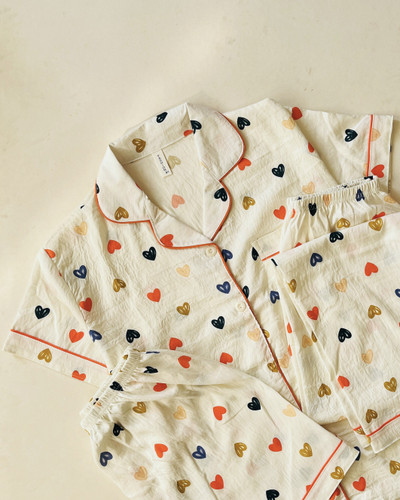 ست سه تیکه بلوز، شلوار و شلوارک نخ موسلین آستین کوتاه طرح قلب رنگی