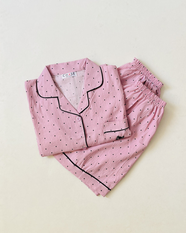 ست سه تیکه بلوز، شلوار و شلوارک نخ موسلین آستین کوتاه صورتی خال خالی