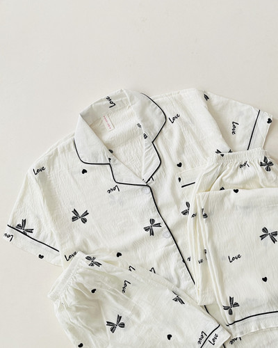 ست سه تیکه بلوز، شلوار و شلوارک نخ موسلین آستین کوتاه قلب و پاپیون