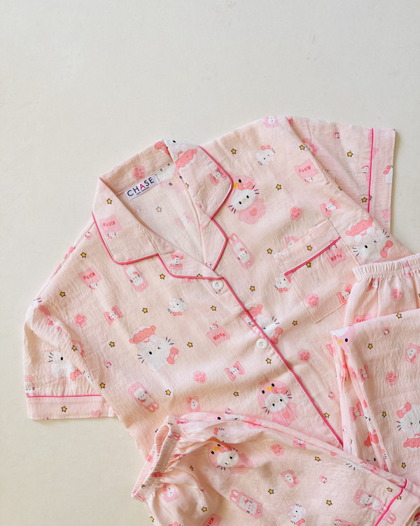 ست سه تیکه بلوز، شلوار و شلوارک نخ موسلین آستین کوتاه کیتی صورتی- کد N14