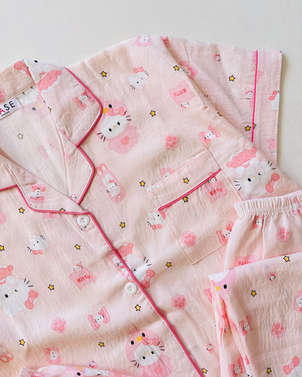 ست سه تیکه بلوز، شلوار و شلوارک نخ موسلین آستین کوتاه کیتی صورتی- کد N14