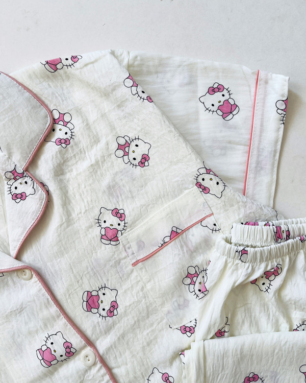 ست سه تیکه بلوز، شلوار و شلوارک نخ موسلین آستین کوتاه کیتی سفید- کد N14